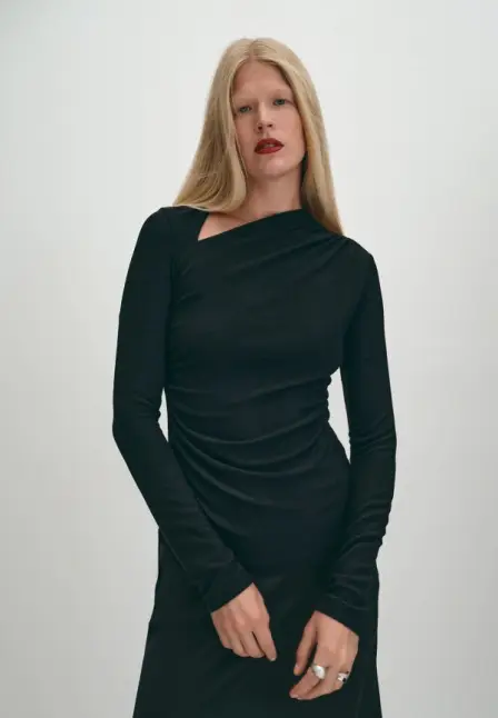 Блуза Elis. Цвет: черный.
